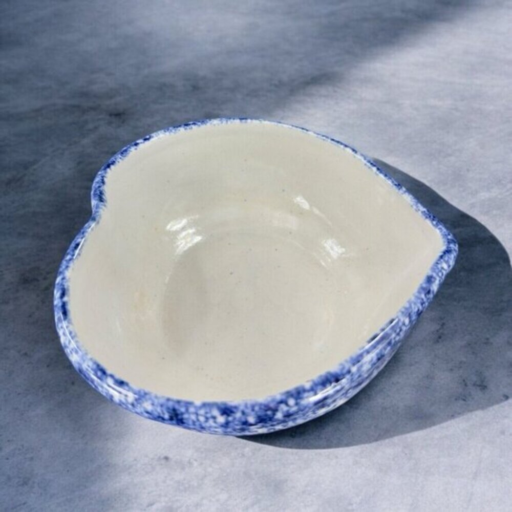 1987 Hand Made Sponge Ware Pottery Bowl Dish Heart Shaped Flat‎ Earth Stoneware